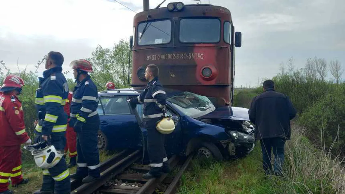 Un tânăr a murit şi o femeie este rănită, după ce un tren s-a ciocnit cu o maşină în Harghita