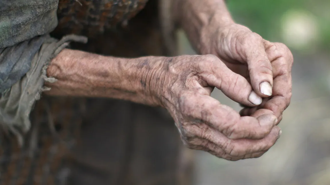 Scene îngrozitoare într-un azil din Câmpina: bătrâni bătuți, înfometaţi și legați de pat. Ce a păţit o femeie de 91 de ani