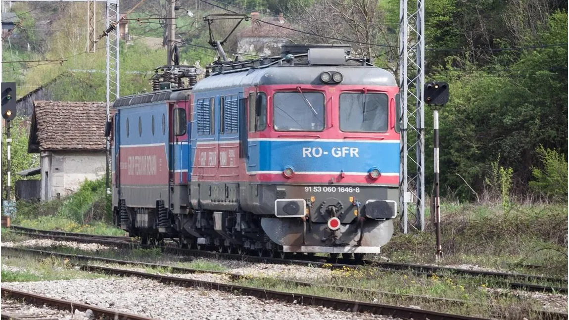 Un nou incident pe calea ferată din România. O locomotivă a luat foc în Dâmbovița