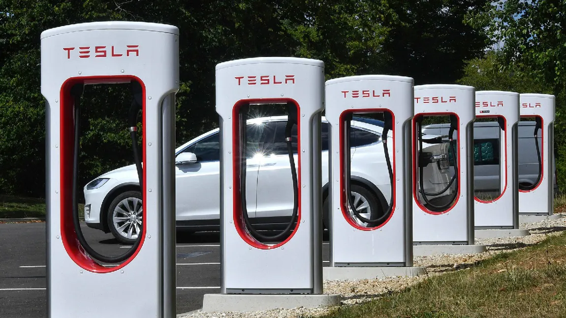 Un român fura curent de la o primărie din Italia pentru a-și încărca mașina Tesla