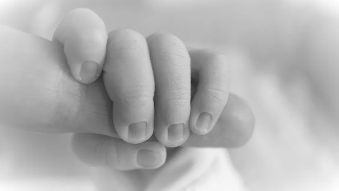 Scrisoarea tulburătoare găsită lângă un bebeluş abandonat: Mă iubeşte mama, dar nu mă poate creşte