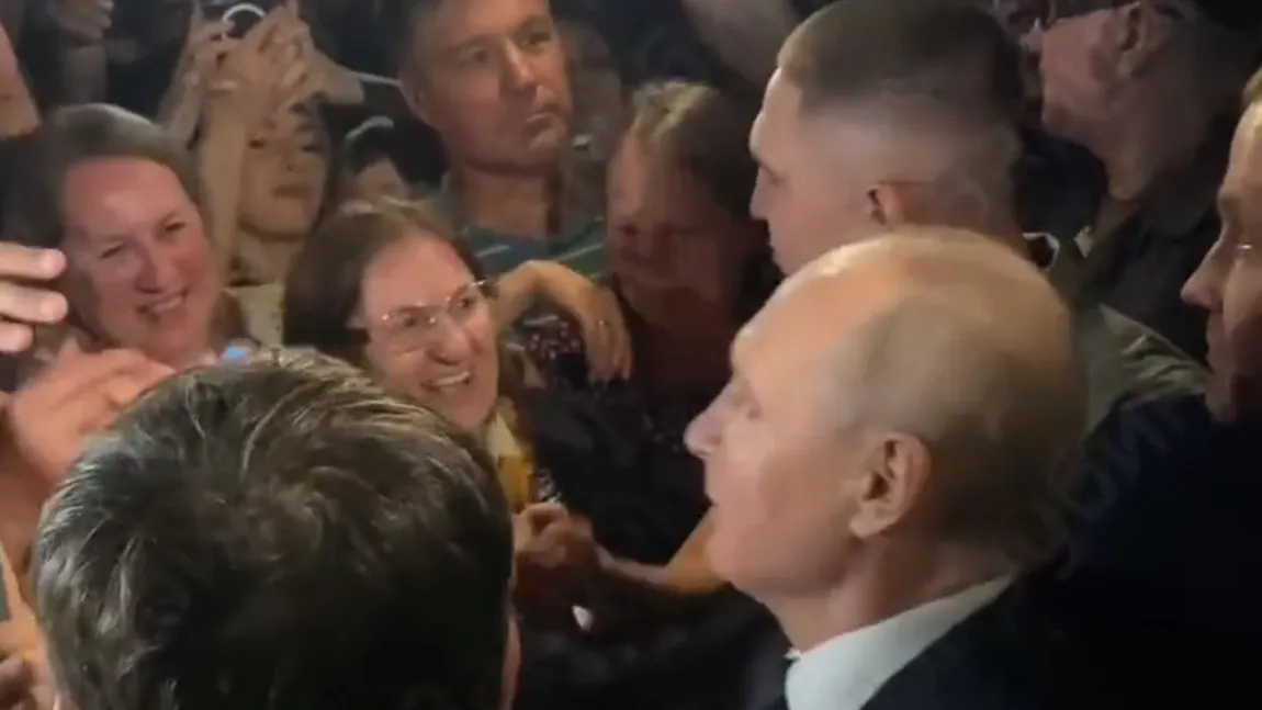 Imagini rare: Vladimir Putin a făcut baie de mulțime. Rușii s-au înghesuit pentru un selfie (VIDEO)