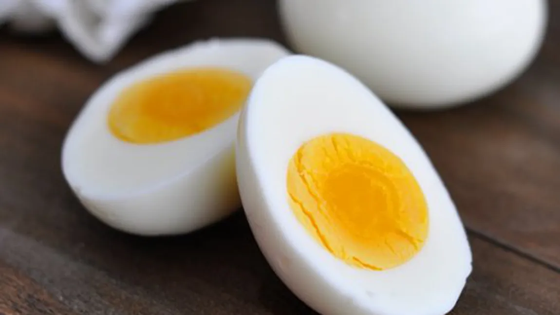 Care e cel mai rapid mod prin care îți poți curăța oul fiert. Nu o să îți vină să crezi cât de simplu e