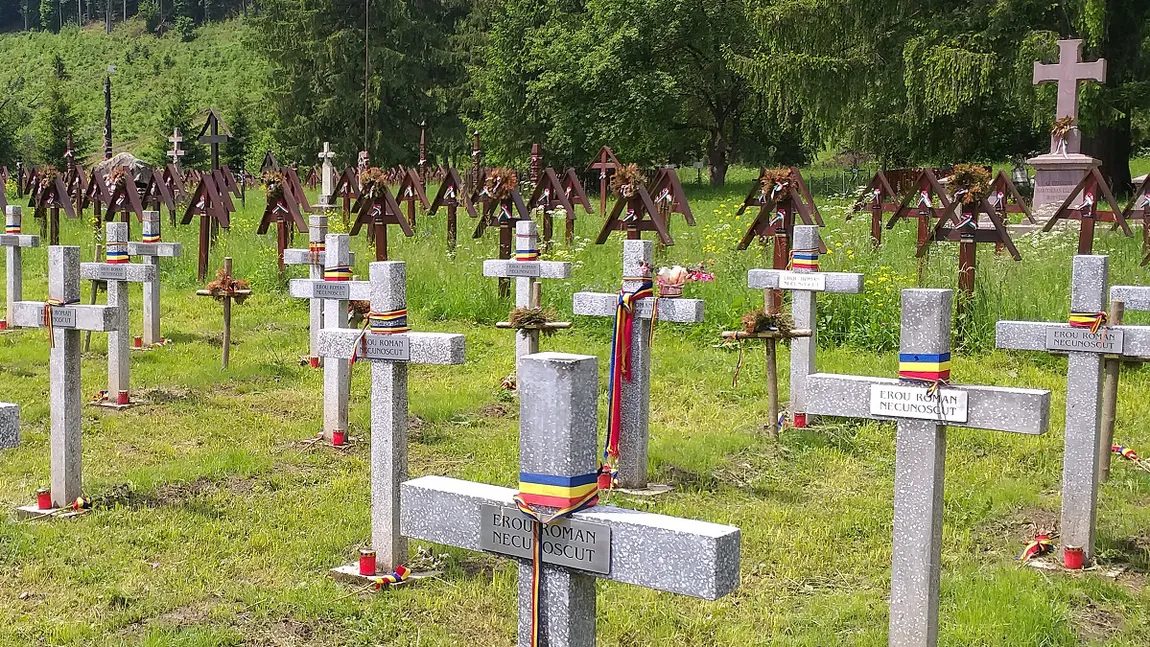 Şeful CJ Harghita reclamă o acţiune ilegală de amplasare a 150 de cruci de lemn în Cimitirul eroilor din Valea Uzului