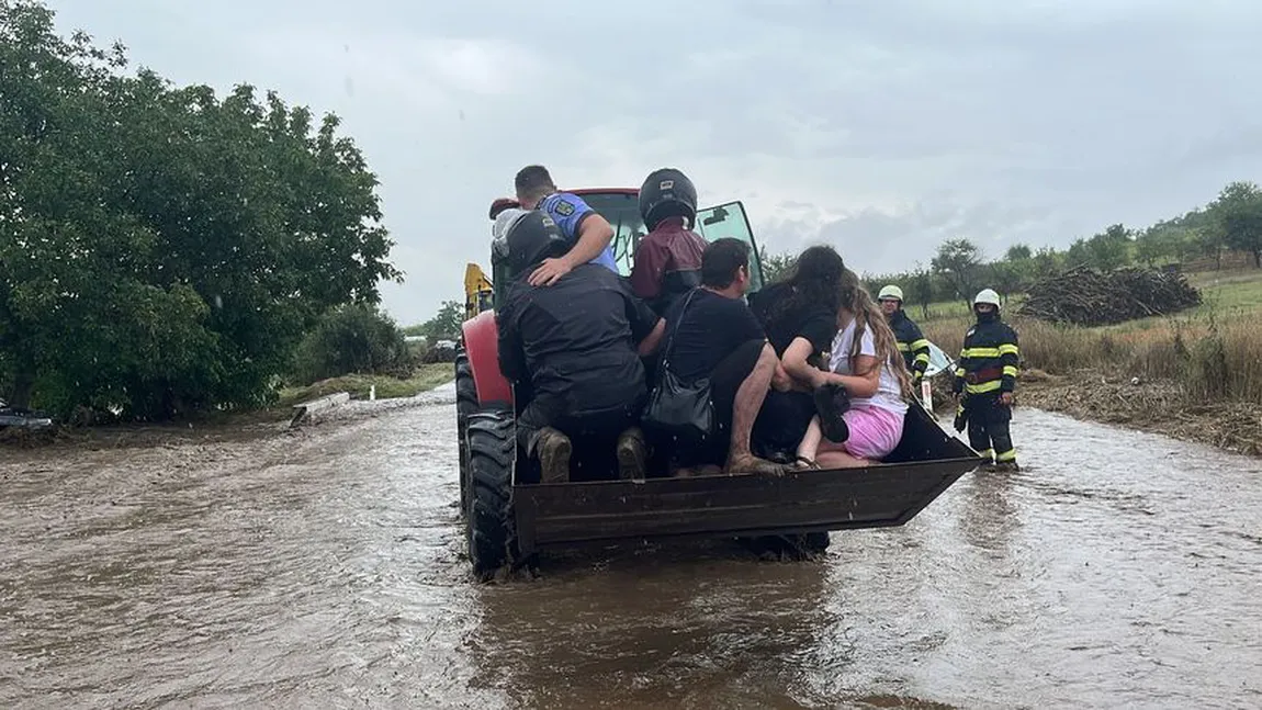 Mașini luate de ape după o viitură puternică în Tulcea