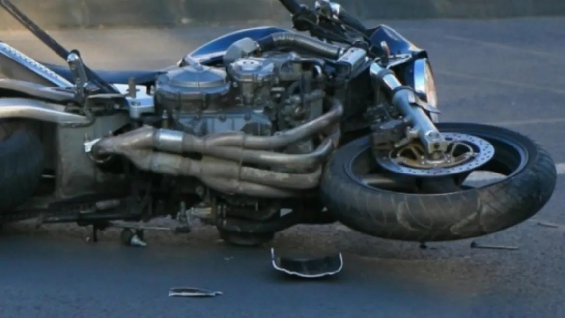 Un motociclist a murit după ce a lovit un tractor care cară lemne