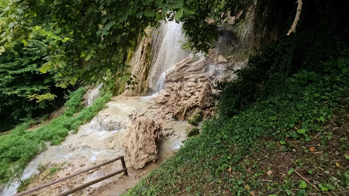 Încă o cascadă spectaculoasă din România s-a prăbușit