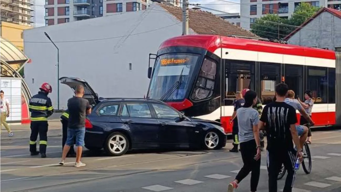 Un bărbat în vârstă de 36 de ani din Arad a intrat cu mașina într-un tramvai, după ce s-a urcat băut și drogat la volan