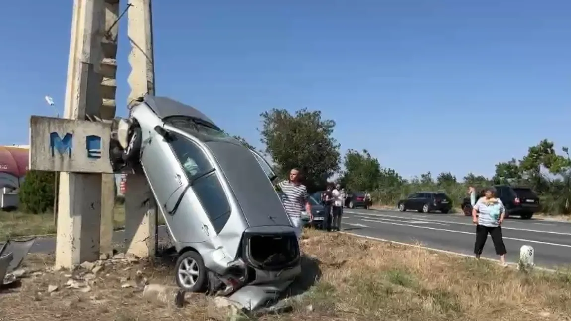 Accident la intrarea în Medgidia. O mașină a escaladat un indicator după ce a intrat în coliziune cu un alt vehicul