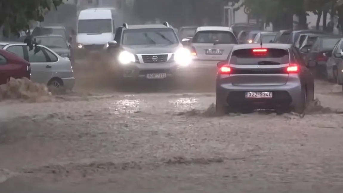 Inundații în Grecia. Scene de coșmar din cauza ploilor torențiale: oameni morți și mașini ajunse în Marea Egee VIDEO