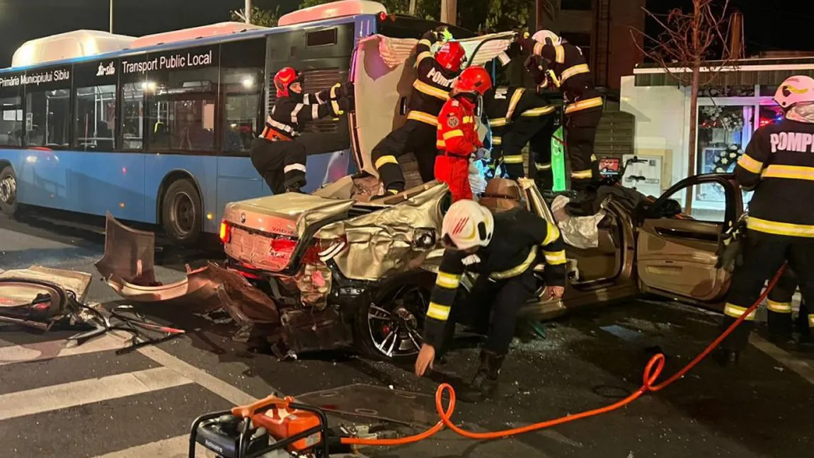 Imagini şocante cu accidentul din Sibiu. BMW-ul se izbeşte violent de două autobuze VIDEO