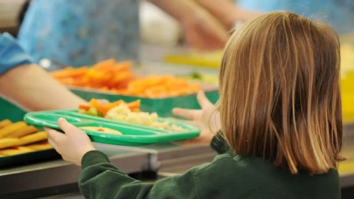 Fără mâncare pentru elevii din România, la mai puțin de o lună de la începerea școlilor. Guvernul nu mai are bani pentru programul „Masa caldă”