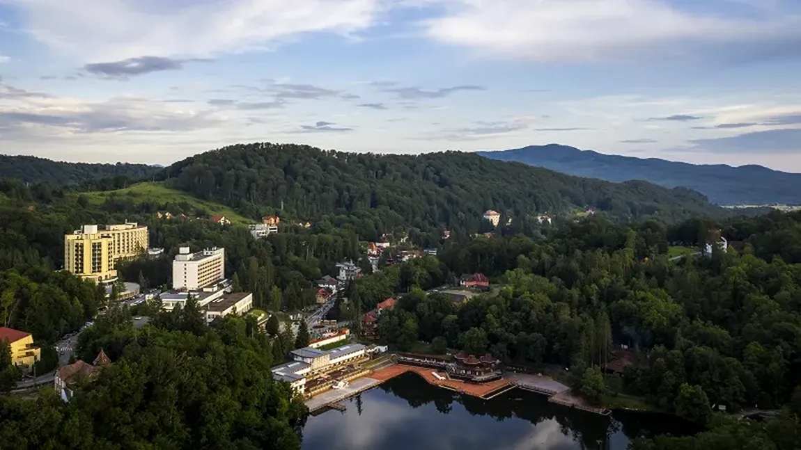 Cea mai faimoasă stațiune balneoclimaterică din România, renumită și pentru cel mai mare lac helioterm din Europa