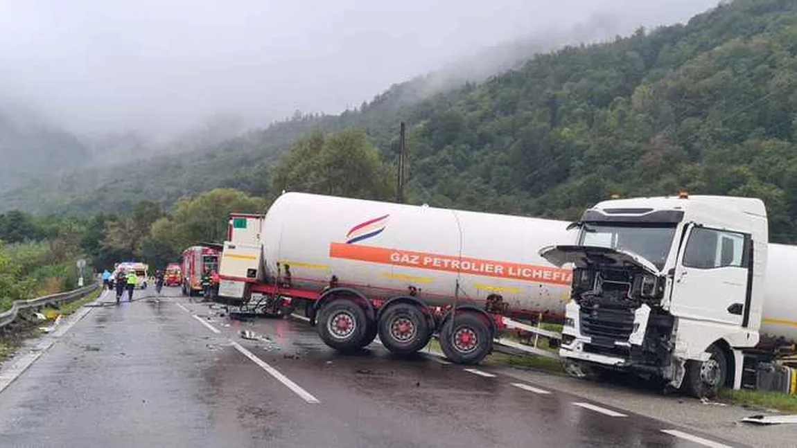 Accidente teribile în prima zi de weekend, o cisternă a firmei de la Crevedia a blocat traficul în Vâlcea. Poliţia a reţinut sute de permise, 20 pentru consum de droguri