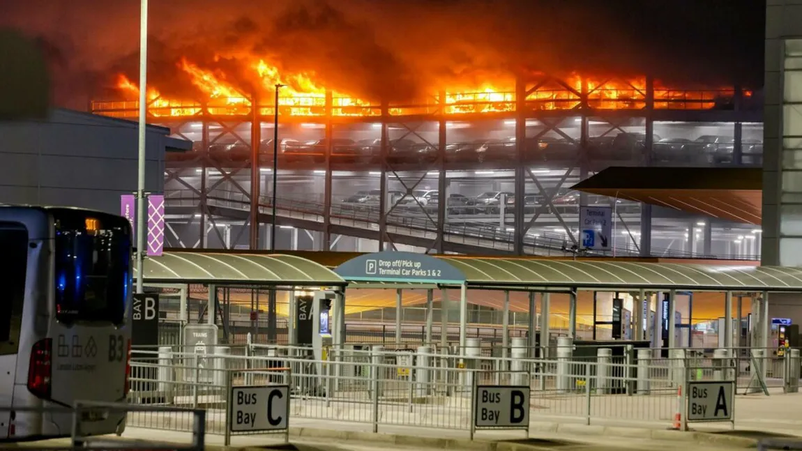 Incendiu devastator pe Aeroportul Luton, folosit inclusiv pentru curse din România. Zeci de zboruri au fost anulate