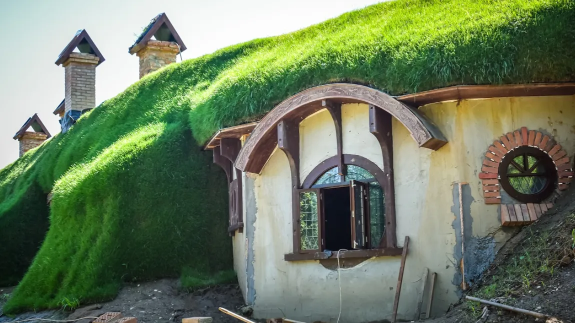 Sneaky Little Hobbitses - Locul din România care arată ca cel din filmul Stăpânul Inelelor. Este vizitat de turiști din toată lumea, iar prețul este unul foarte mic