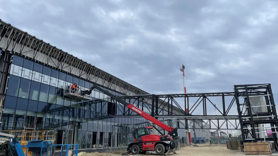 Noul terminal al Aeroportului Iași, primul din România cu parc fotovoltaic, va fi gata la sfârșitul anului - constructor