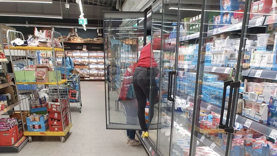 De noaptea minții! O angajată la supermarket și-a băgat picioarele, la propriu, în produsele clienților