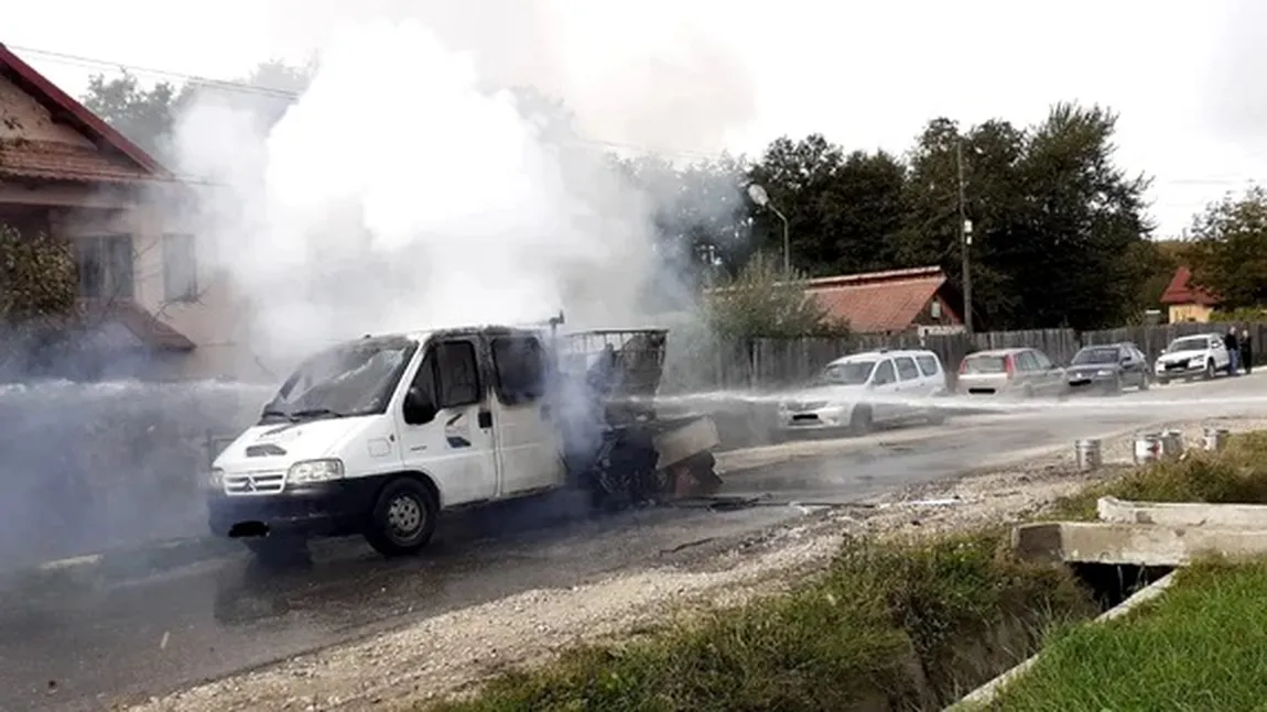 Explozie în drum, în Vâlcea. O camionetă încărcată cu butelii de oxigen și zeci de litri de diluant a luat foc