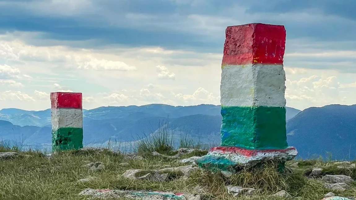 Bornele din Piatra Secuiului vopsite în culorile Ungariei. Motivul pentru care acest vârf e disputat de români și maghiari