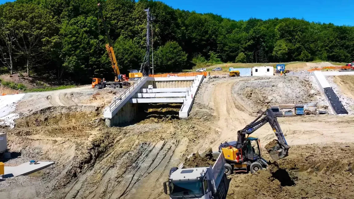 Autostrada Sibiu - Pitești. Constructorii folosesc o tehnică nouă pentru tunelul de la Momaia