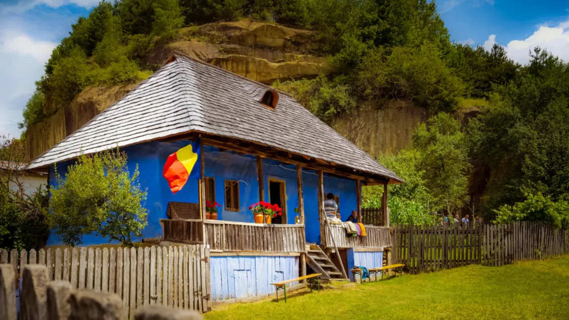 „Gospodăria Mamei Uța”, singura casă din România care are în curte propria cascadă naturală. Locul este vizitat anual de mii de turiști