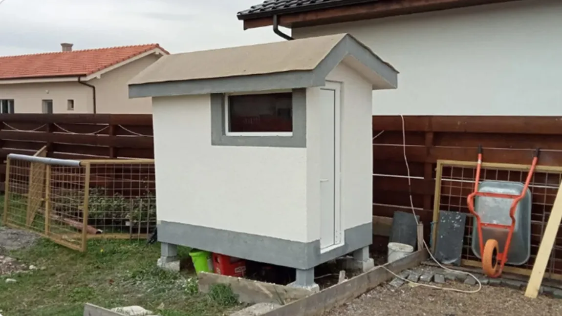 Piața imobiliară din Cluj lovește din nou. Un proprietar închiriază o casă de 1,5 metri pătrați cu WC în curte: „Preț: 200 euro/lună. Rog seriozitate!”