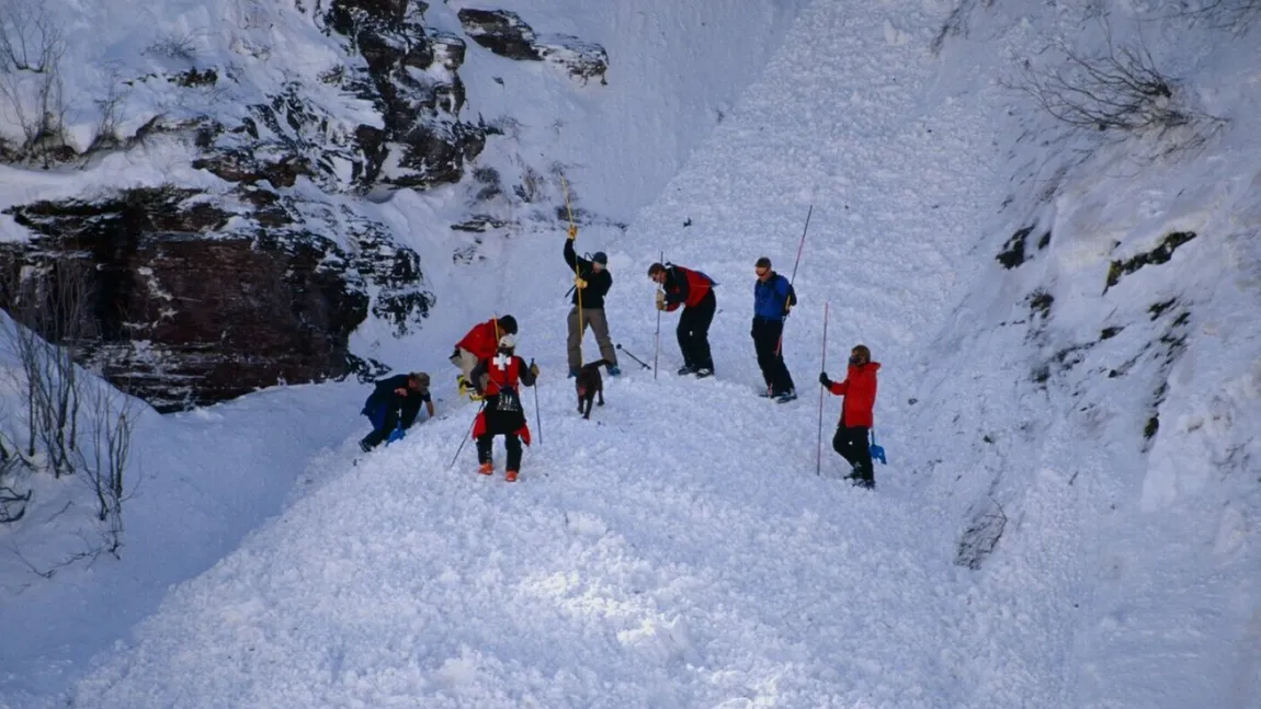 Cum evaluezi riscul de avalanșă la munte?! Autoevaluator pentru traseul montan realizat de Salvamontul din Fagaras! 25 de întrebări simple care îți pot salva viața atunci când mergi la munte iarna!