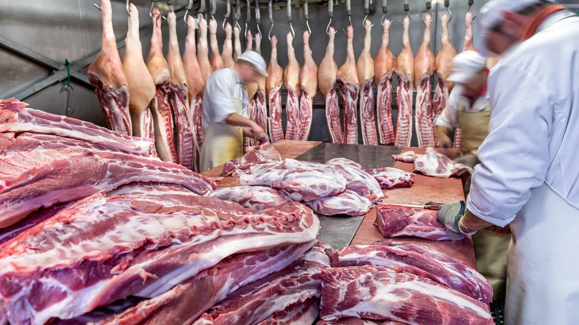 Preşedintele Romalimenta dezvăluie cât va costa carne de porc de sărbători. Au dreptate românii care îşi fac de acum provizii, de teama scumpirilor?