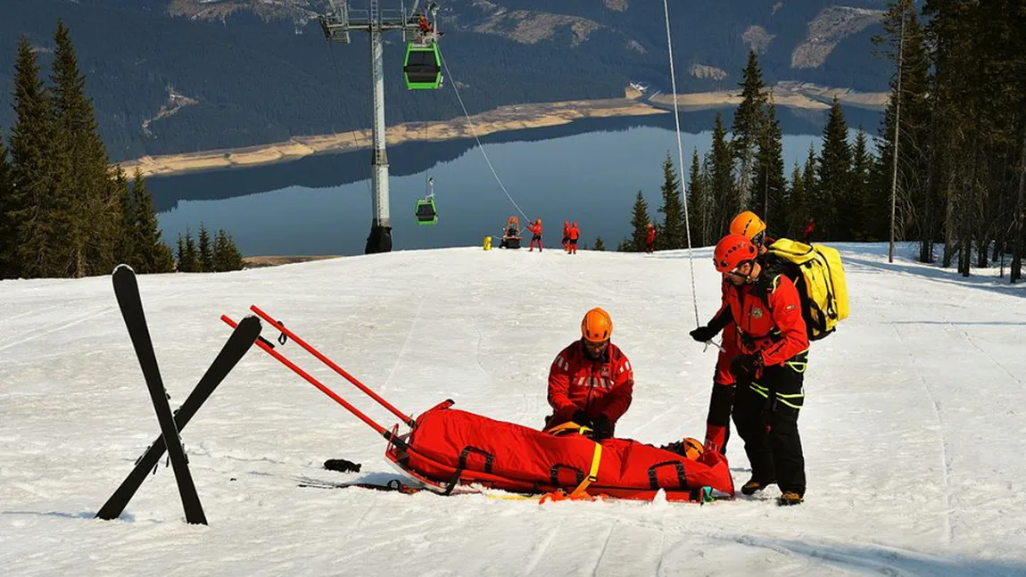 Incident grav la munte. Un turist a căzut pe scările de piatră şi a ajuns în comă la spital