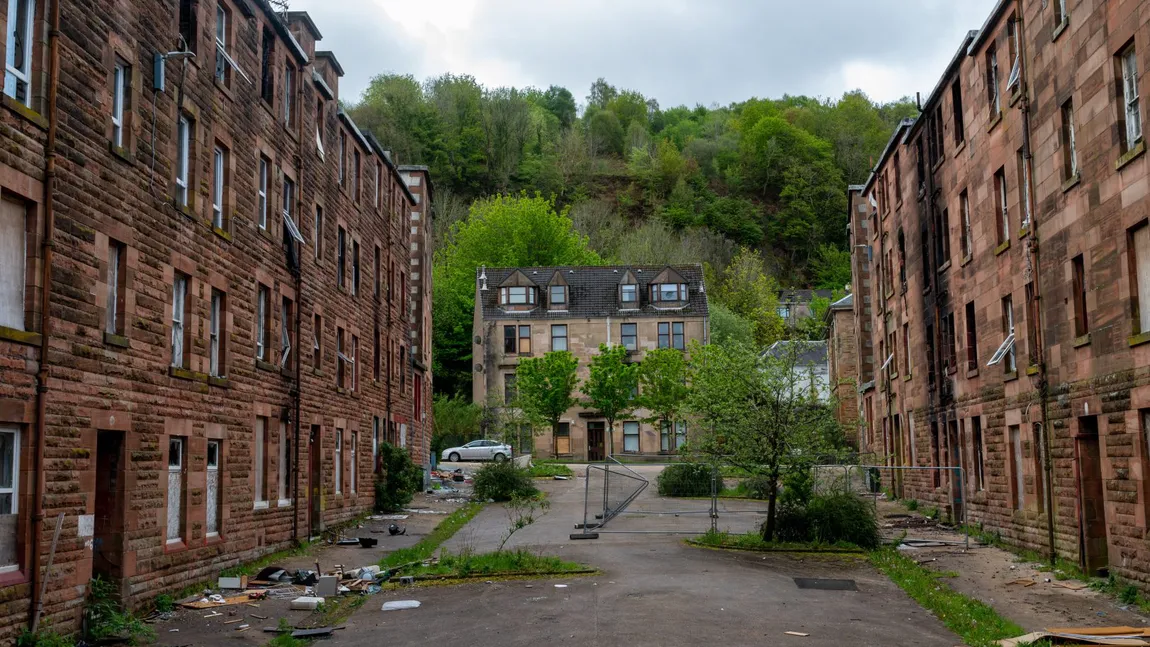 Locul din Scoția unde te poți  muta cu doar 7.000 de lire! Mai sunt doar 4 locuitori, iar istoria orașului este una bizară