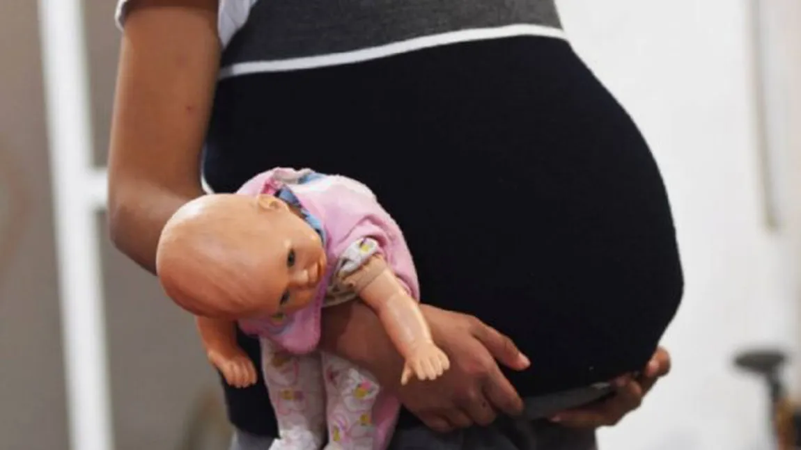 Adevărul trist al mamelor tinere: „Majoritatea minorelor rămân însărcinate în urma unui abuz”. Jumătate dintre copiii cu copii din UE sunt din România
