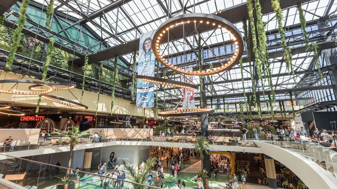 Programul de sărbători al mall-urilor din Bucureşti. Cât timp va fi deschis Mega Mall sau Park Lake de Crăciun