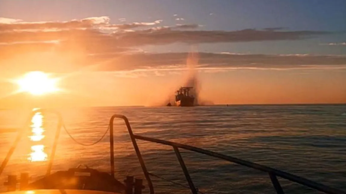 Doi marinari răniţi ce o navă a lovit o mină marină în Marea Neagră. Incendiu la bord, după impact