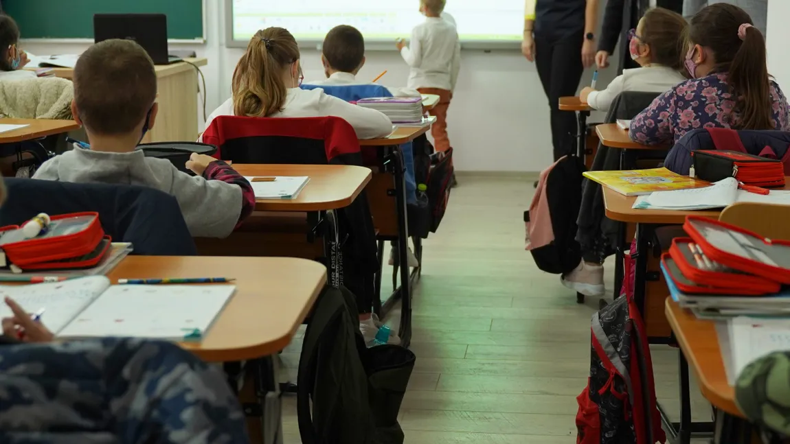 Raport guvernamental: Peste 3.500 de școli din România aveau, în medie, doar 12 elevi/școală în anul școlar 2022-2023