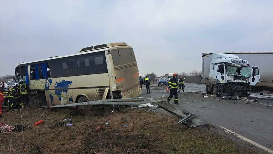 Planul Roşu de Intervenţie în Timiș după un accident cu un TIR şi un autobuz. O șoferiță beată s-a răsturnat cu mașina, în timp ce era urmărită de Poliție în Arad