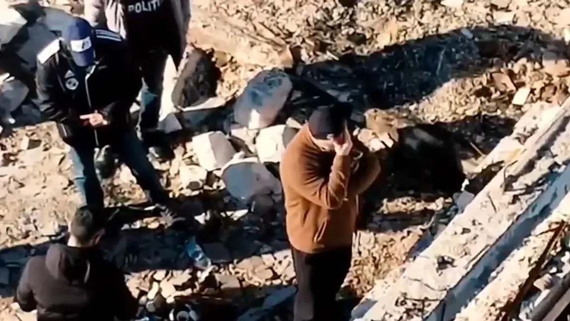 Cornel Dinicu a plâns minute în şir după ce a descoperit în cenuşă patina fiului său. Patronul de la Ferma Dacilor, dus de anchetatori la locul tragediei