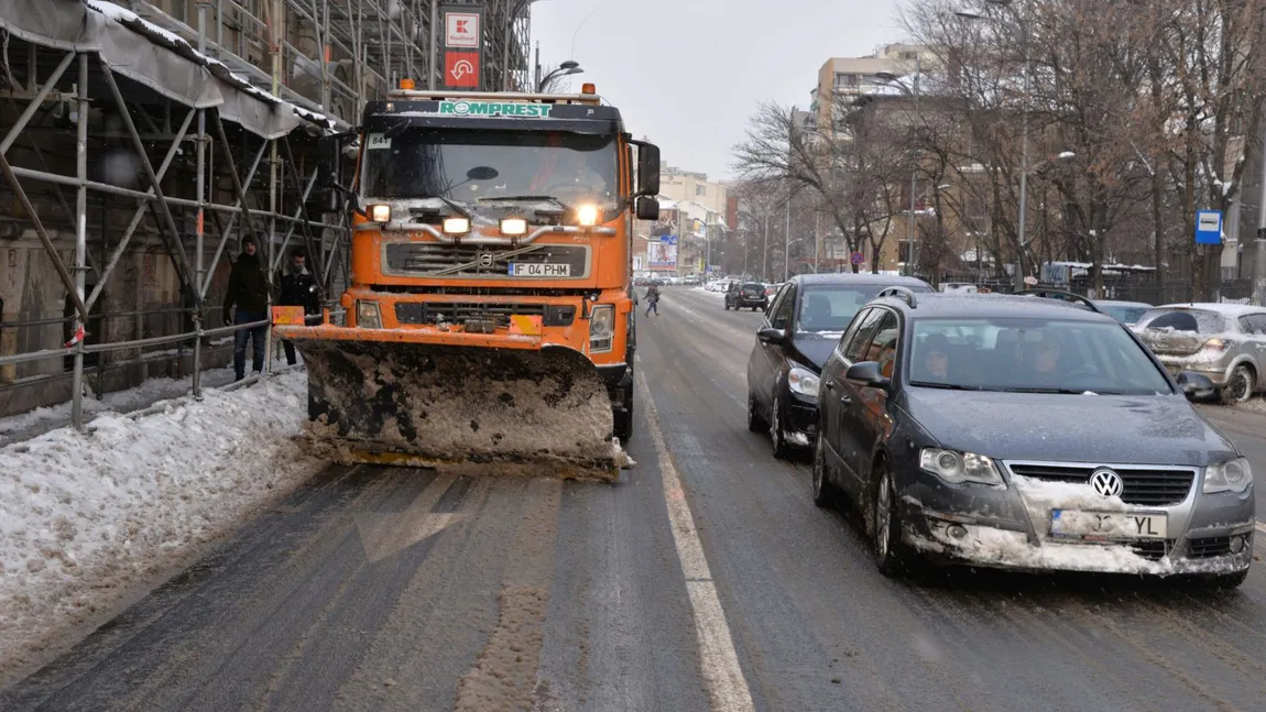 În ce condiţii este permisă depăşirea utilajelor de deszăpezire. Ce trebuie să ştie românii pentru a evita amenda