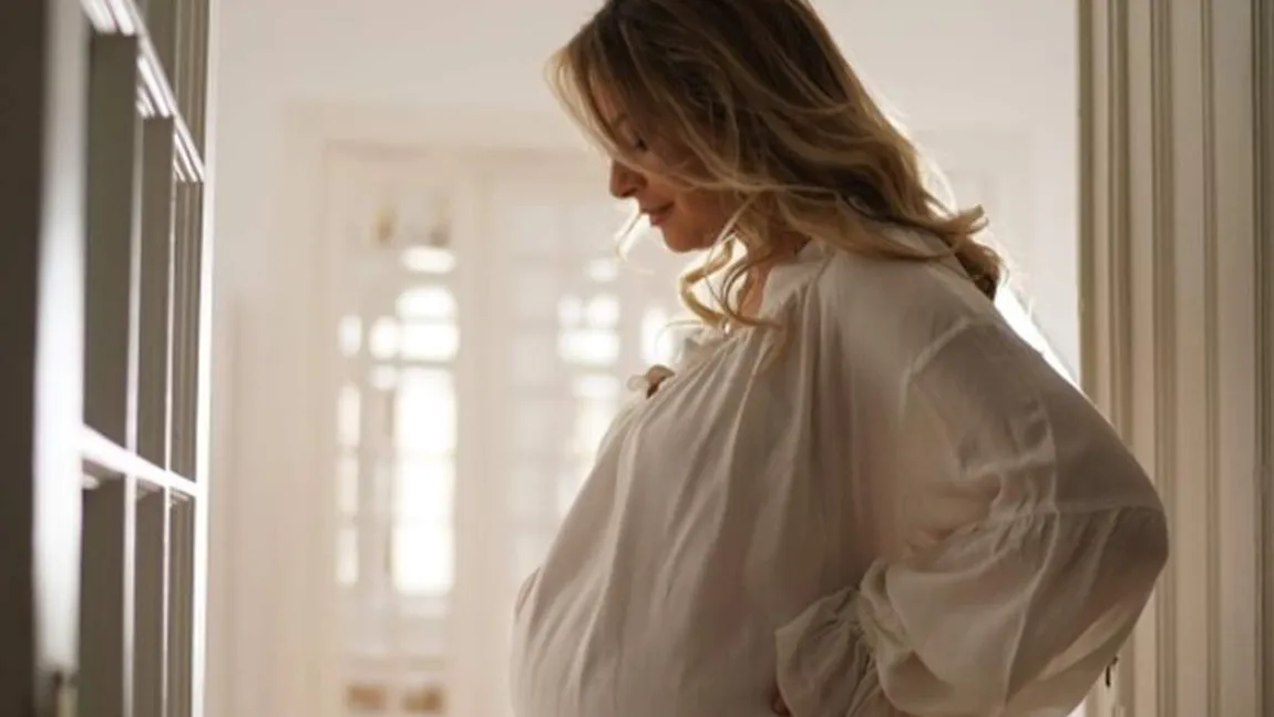 Laura Cosoi este însărcinată pentru a patra oară! Vedeta şi-a postat burtica de gravidă pe Instagram