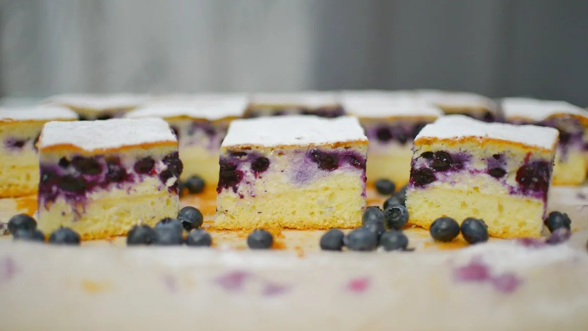 Prăjitură cu brânză și afine, rețeta pe care trebuie neapărat să o încerci! Un desert ieftin, delicios și ușor de preparat