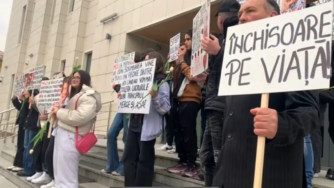 Protest în lacrimi la Craiova. Colegii elevei ucise în Grădina Botanică vor dreptate, tatăl Melisei a atacat duba poliţiei