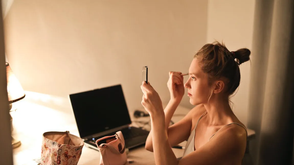 Ce produs de make-up folosit zilnic de multe femei poate influența apariția acneei: 