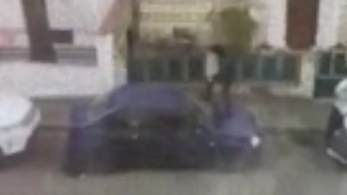 Scene șocante în București. O femeie a fost agresată pe stradă de un bărbat, care ulterior s-a urcat pe mașina în care ea se baricadase și i-a spart parbrizul cu picioarele