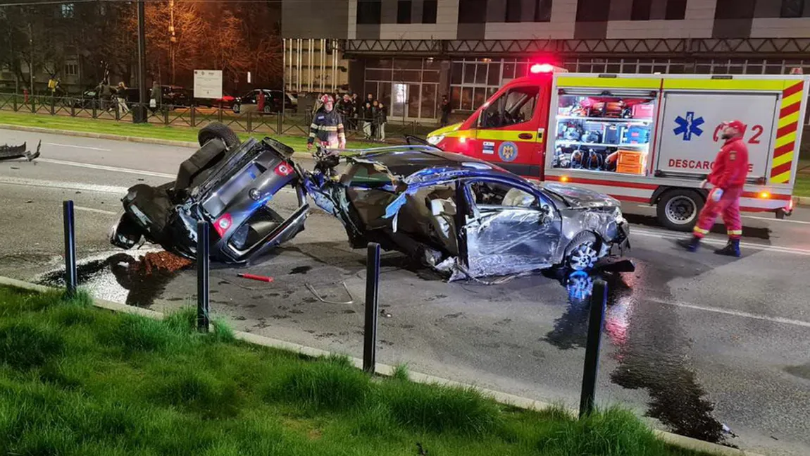 Accident teribil la Oradea. Bolidul condus de un tânăr de 19 ani s-a rupt în două VIDEO