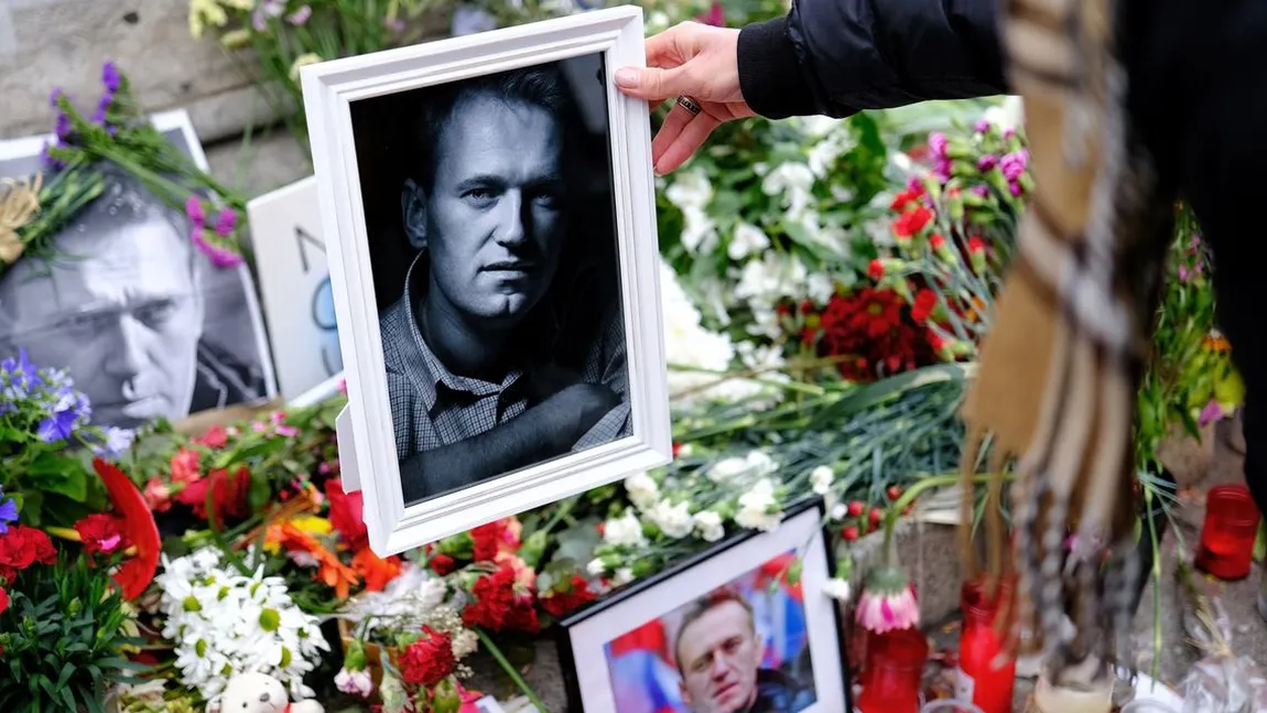Alexei Navalnîi a fost înmormântat la Moscova. Mii de persoane au venit la cimitir. Unii au scandat: „Putin, ucigaşul”- VIDEO