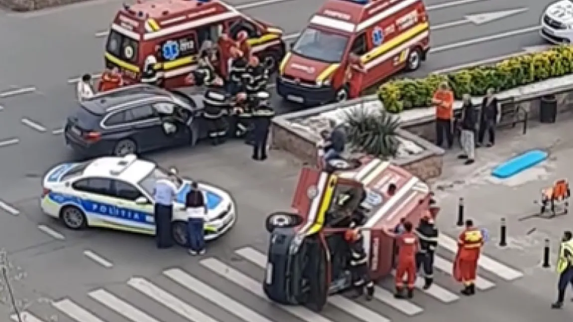 Ambulanță SMURD răsturnată în București, după ce a a fost lovită de un BMW. Pacientul din ambulanţă, un paramedic, dar şi un copil aflat în autoturism, transportaţi la spital
