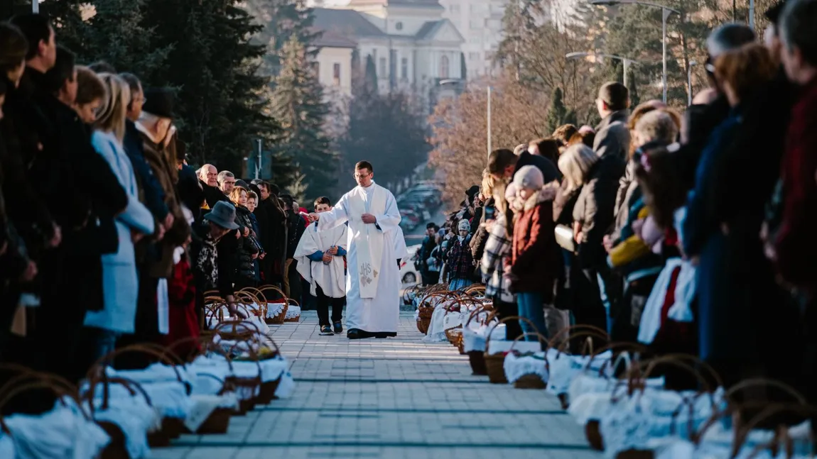 Paștele catolic in Ardeal. Imagini impresionante de la ceremonia sfinţirii bucatelor, la Miercurea Ciuc VIDEO