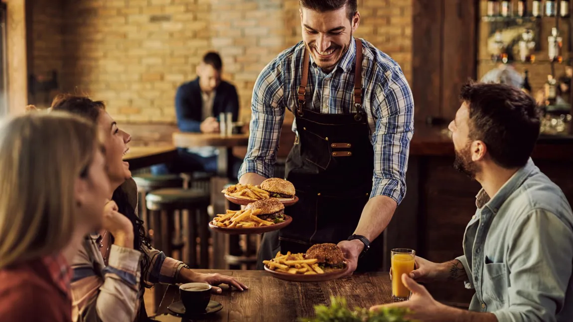 Măsurile anti-risipă alimentară au intrat în vigoare de joi. Ce obligaţii au patronii de restaurante şi magazine şi ce amenzi riscă