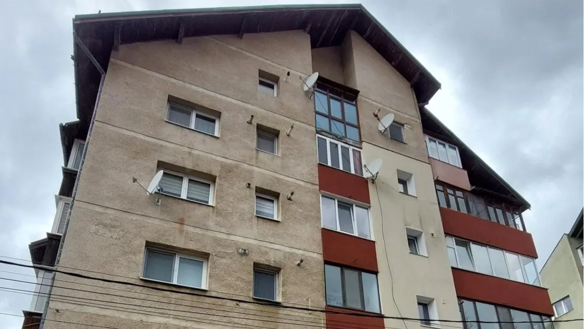 Caz șocant în Brașov. O adolescentă de 15 ani a murit după ce a căzut de la etajul 8 al unui bloc