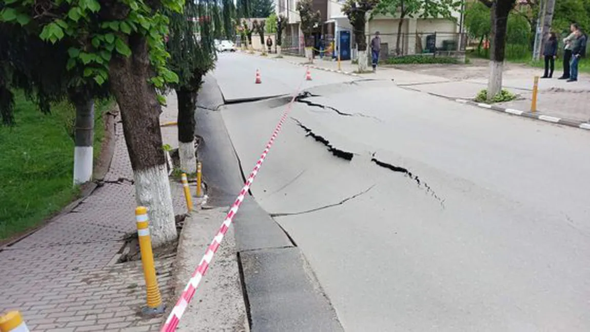 Crater ca după cutremur în Prahova, populaţia a fost evacuată din zonă
